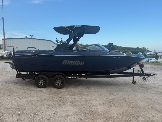 2025 Malibu 23 LSV Icon